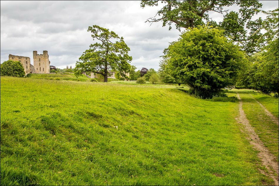 Helmsley Castle, Duncombe Park walk