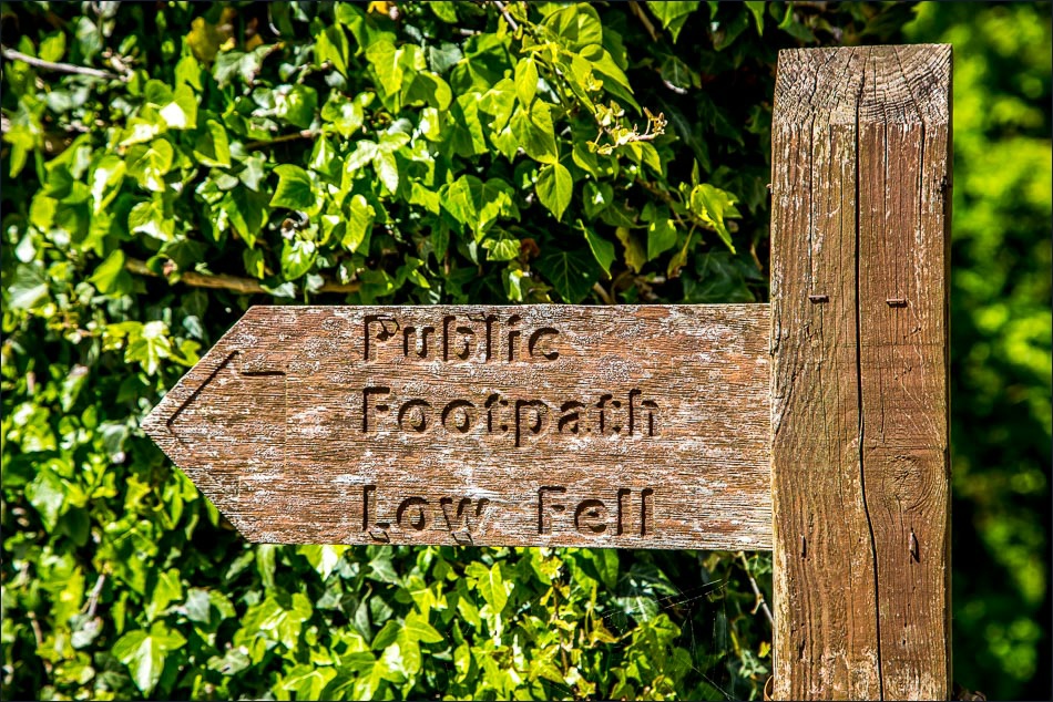 Sign to Low Fell