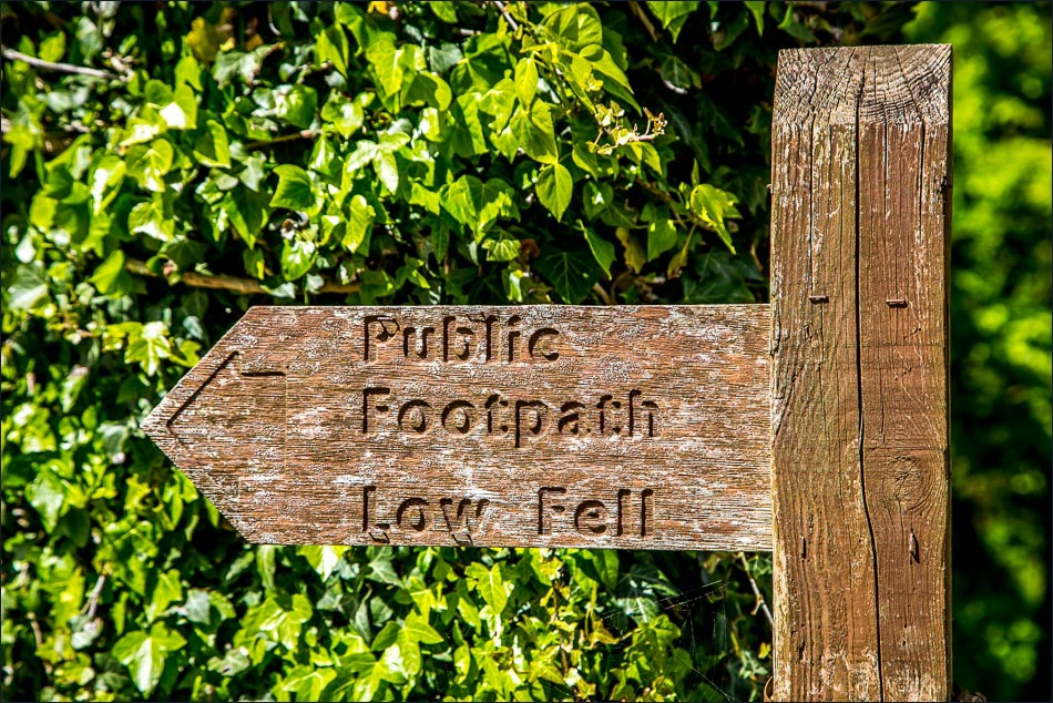 Sign to Low Fell
