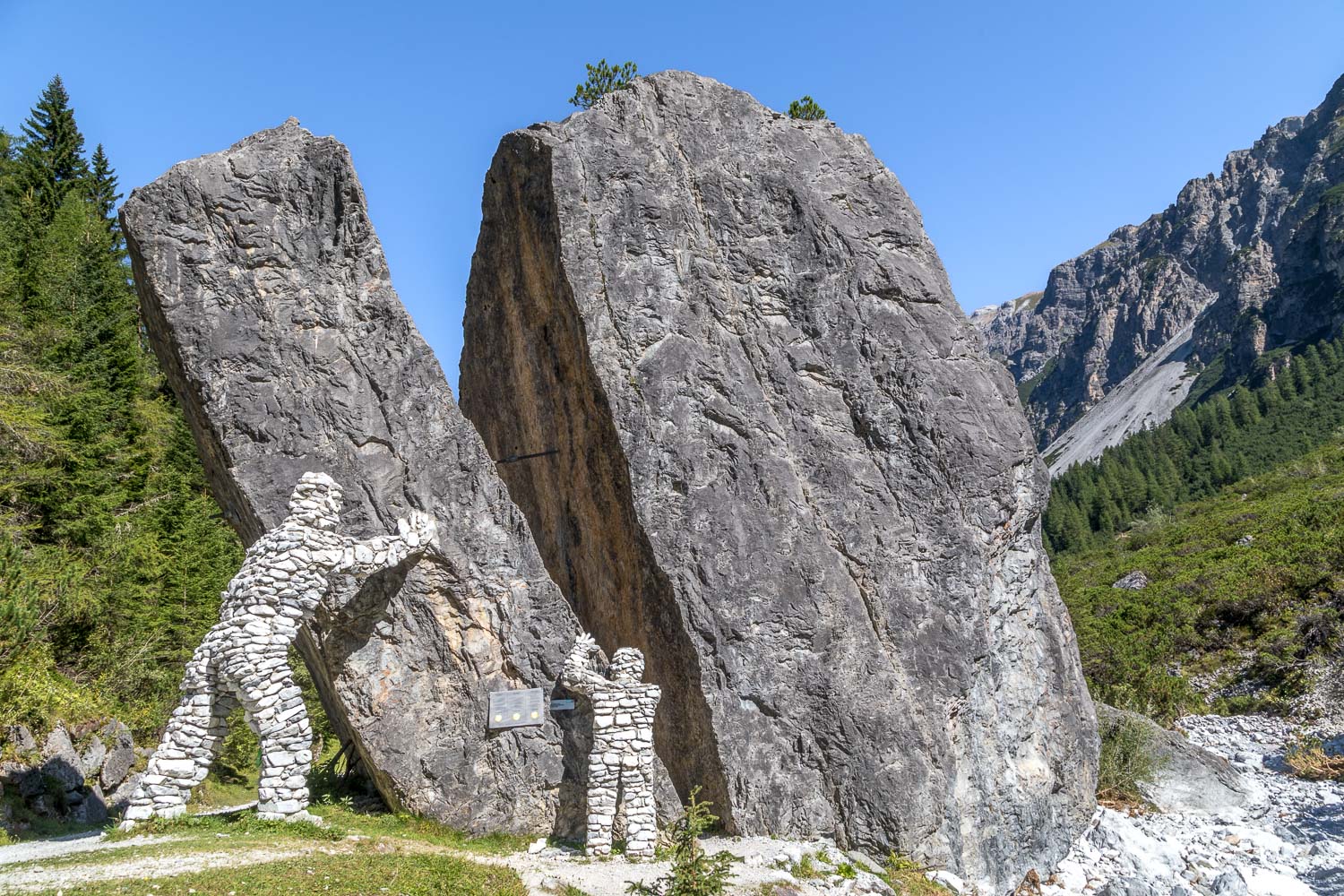 Gespaltener Stein, Stone Giants