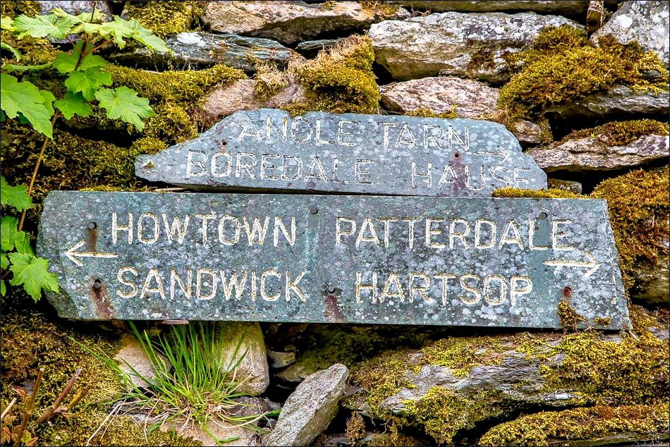 old sign pointing to Boredale Hause