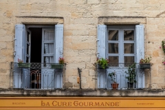 Uzes